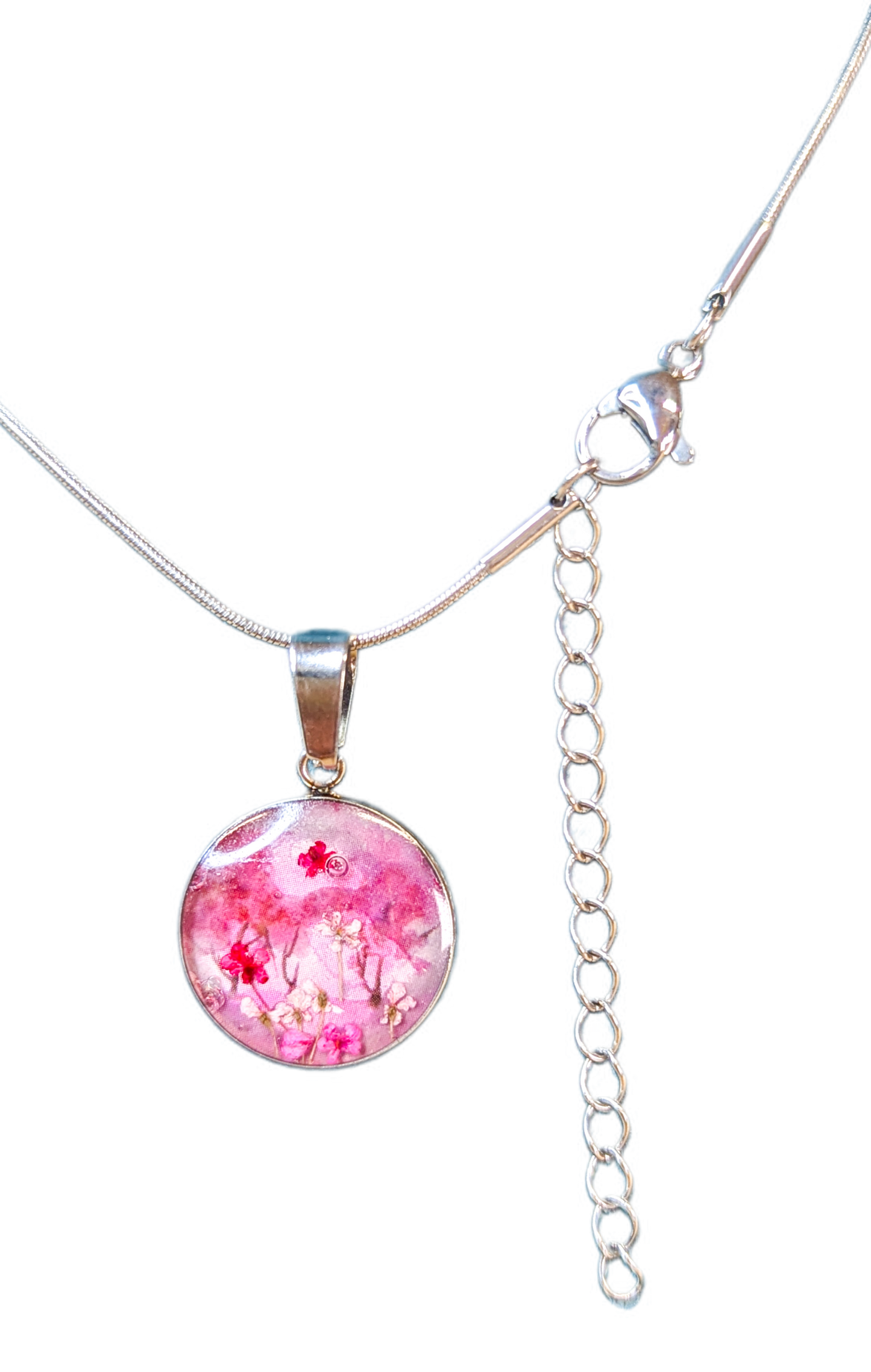 Collier les cerisiers en fleurs plient sous le vent nippon