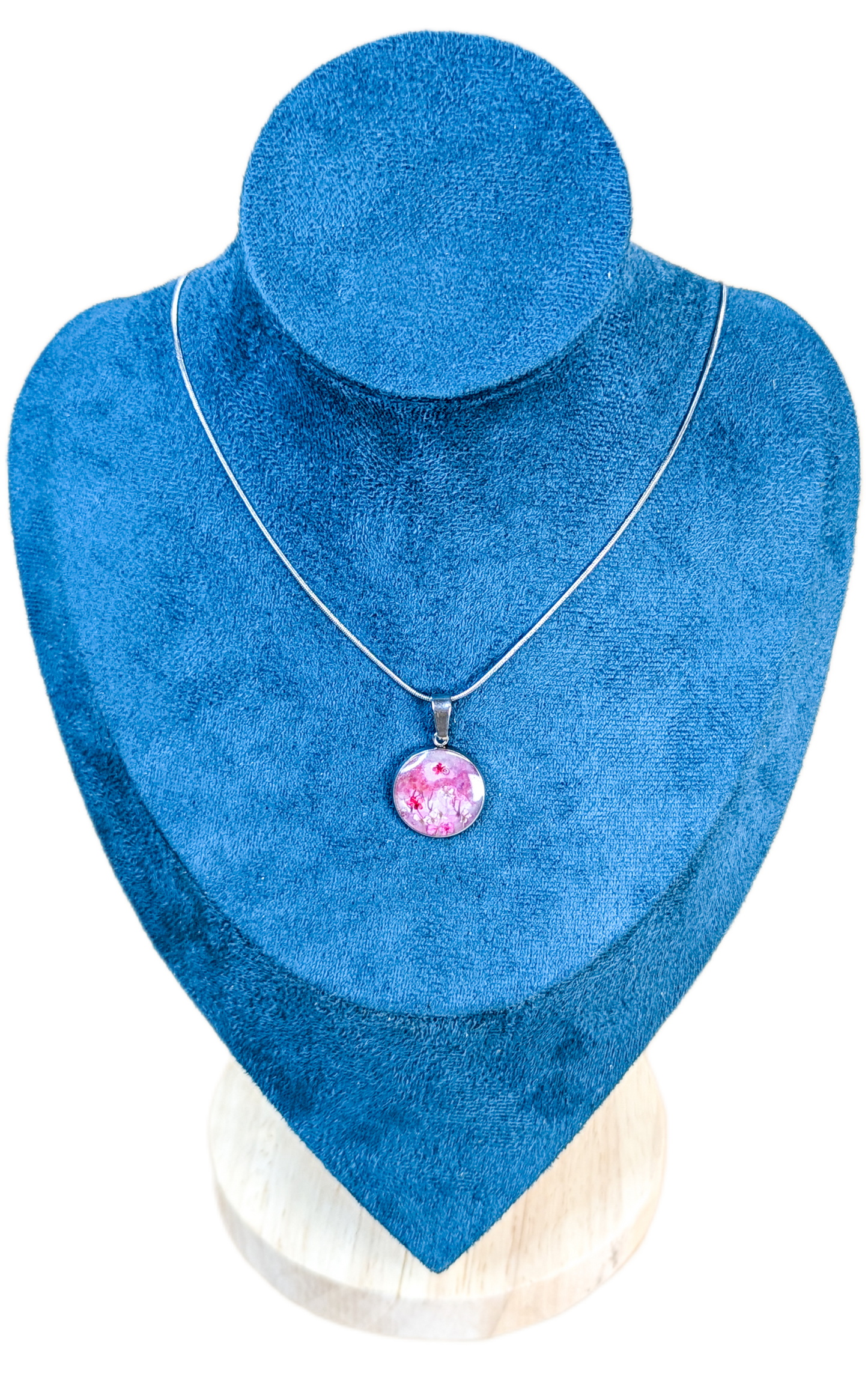 Collier les cerisiers en fleurs plient sous le vent nippon