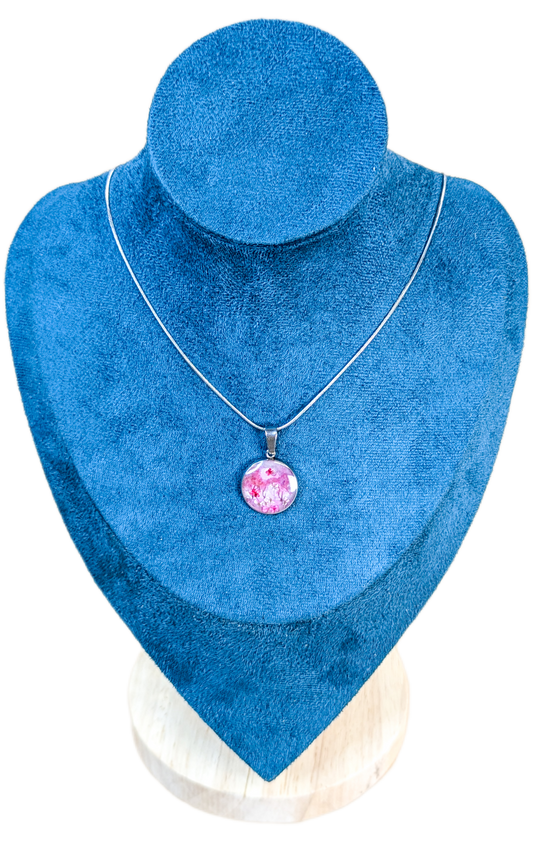 Collier les cerisiers en fleurs plient sous le vent nippon