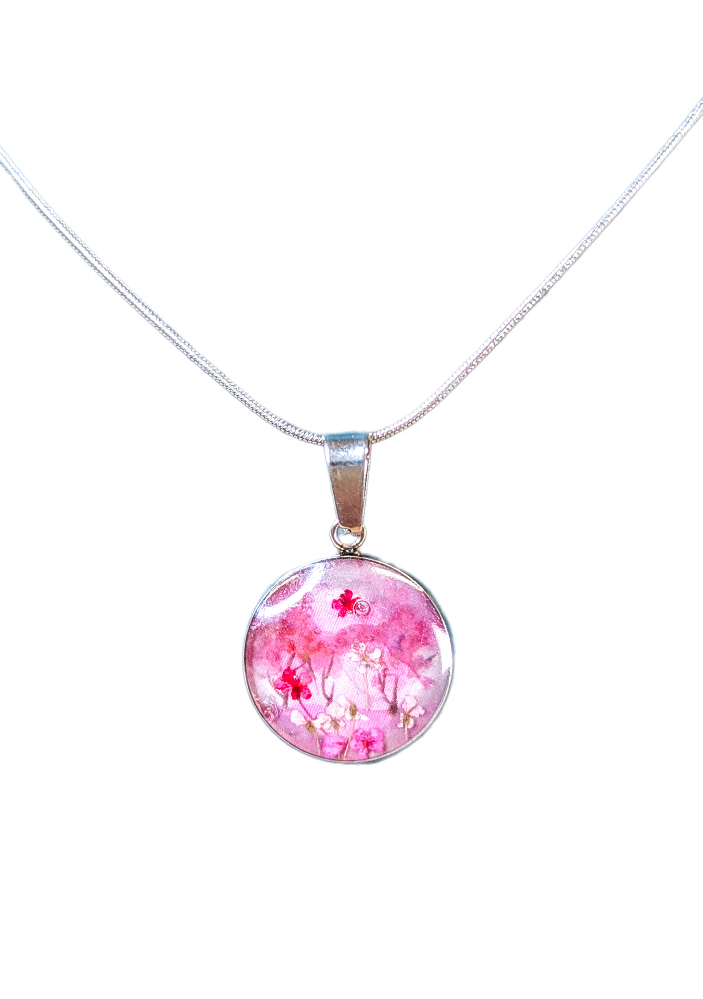 Collier les cerisiers en fleurs plient sous le vent nippon