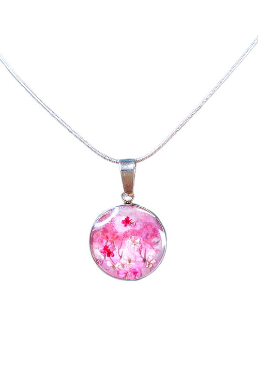 Collier les cerisiers en fleurs plient sous le vent nippon